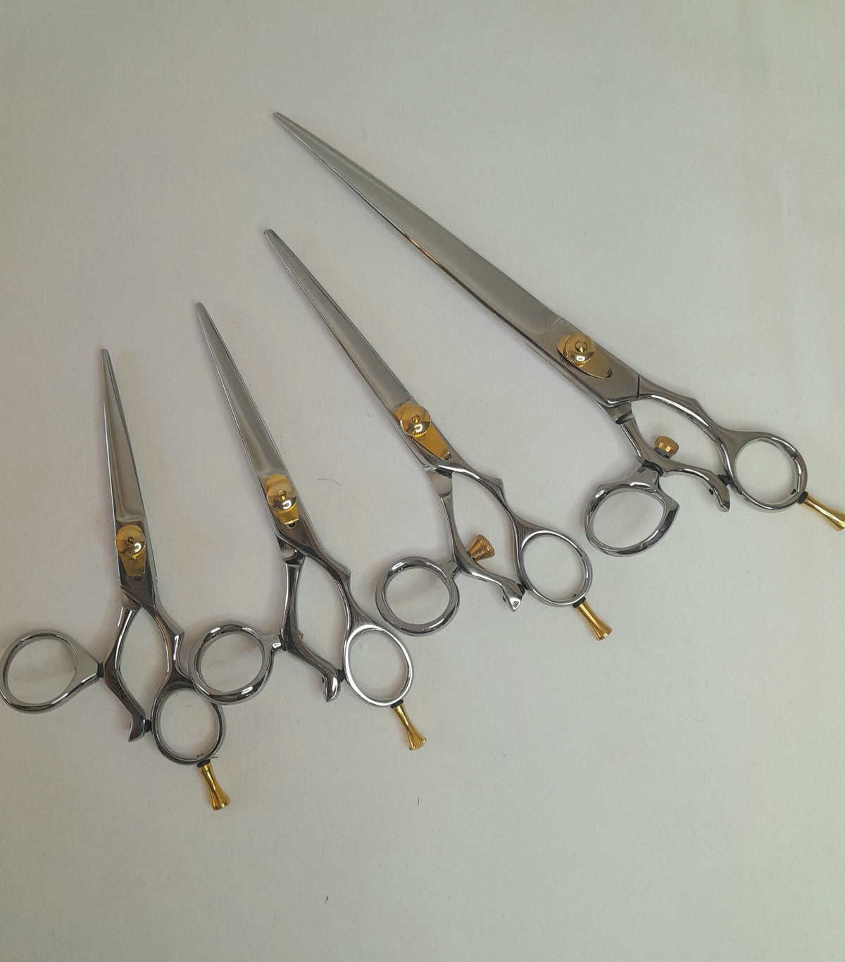 Experimente la precisión con las tijeras de pulgar giratorio de Tamsco: cuatro tamaños para una comodidad máxima