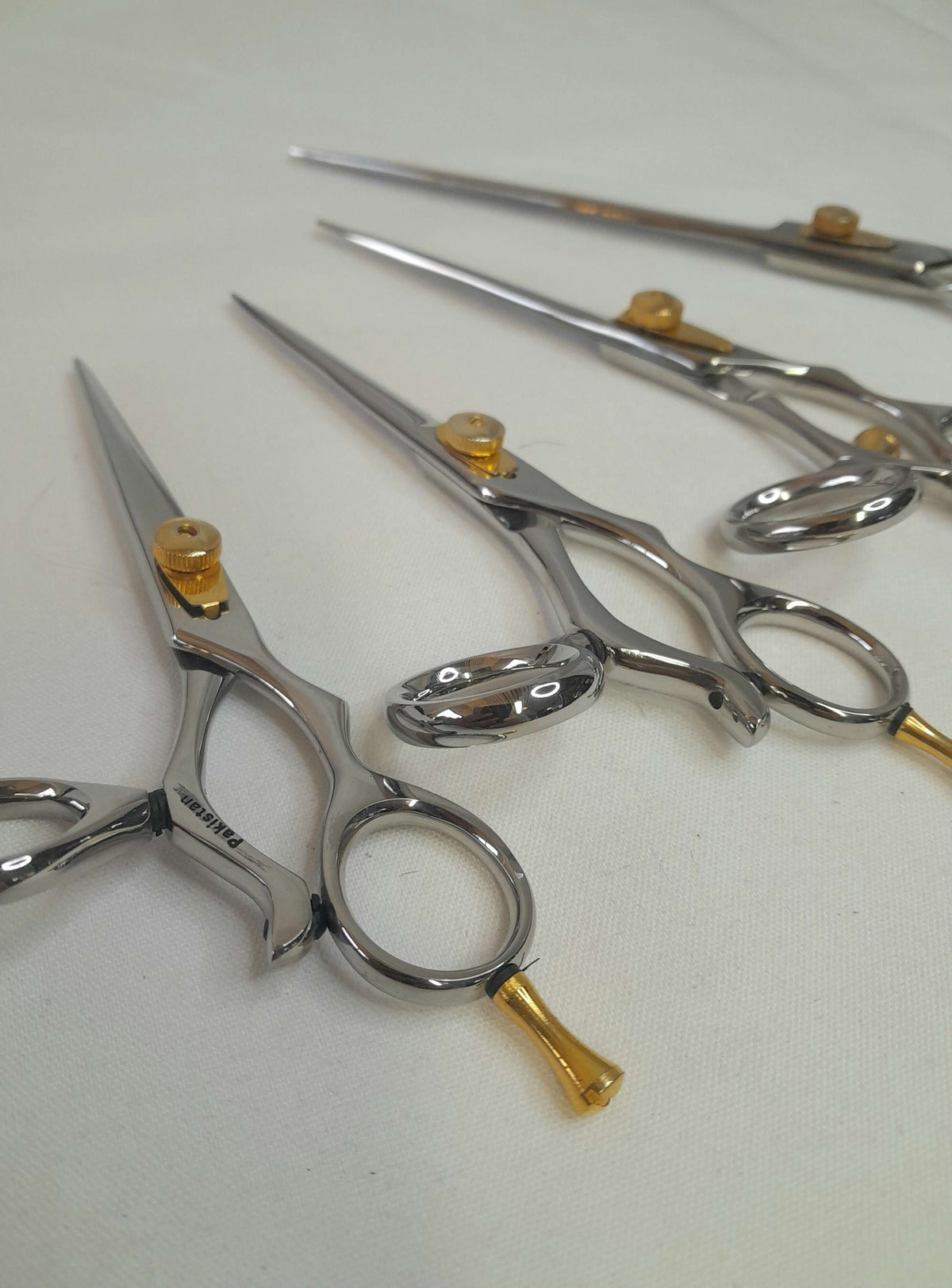 Experimente la precisión con las tijeras de pulgar giratorio de Tamsco: cuatro tamaños para una comodidad máxima