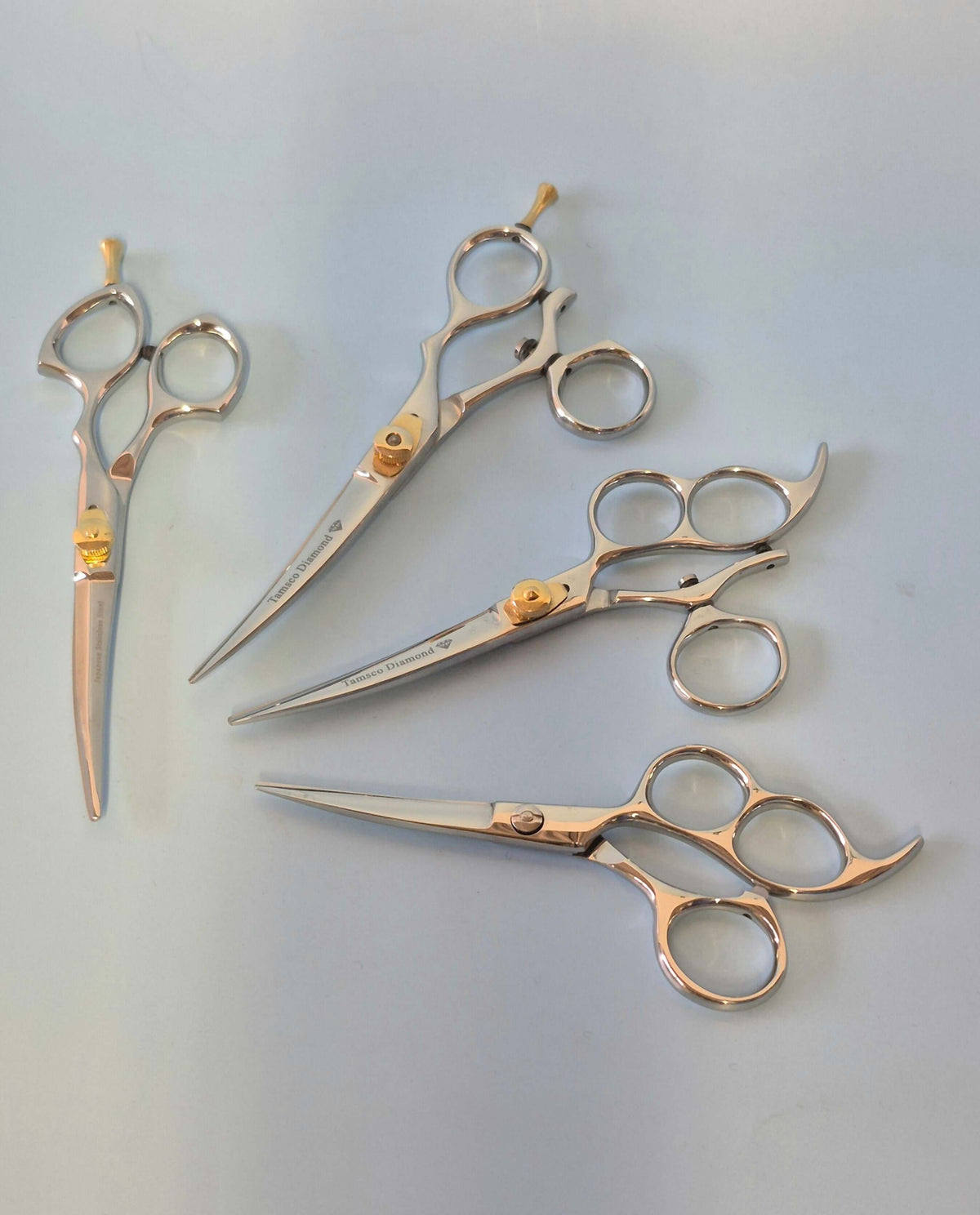 Tijeras curvas Sabre de 6" con pulgar giratorio y triple anilla