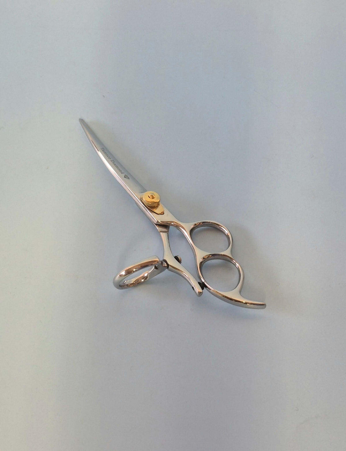 Tijeras curvas Sabre de 6" con pulgar giratorio y triple anilla