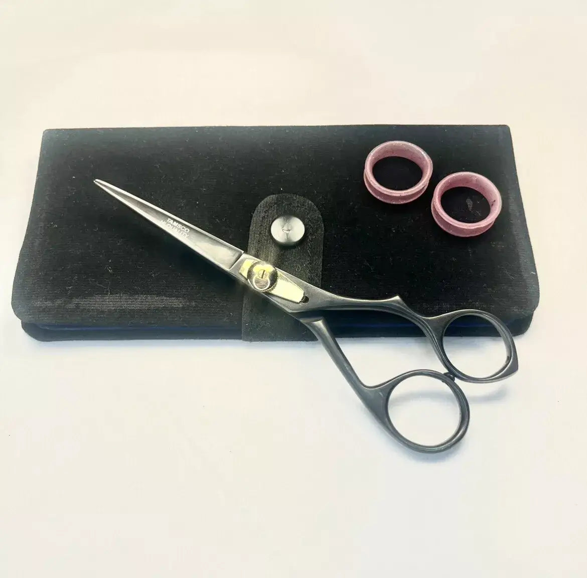 Sublimez votre style avec nos ciseaux noir mat : précision et élégance pour chaque coupe