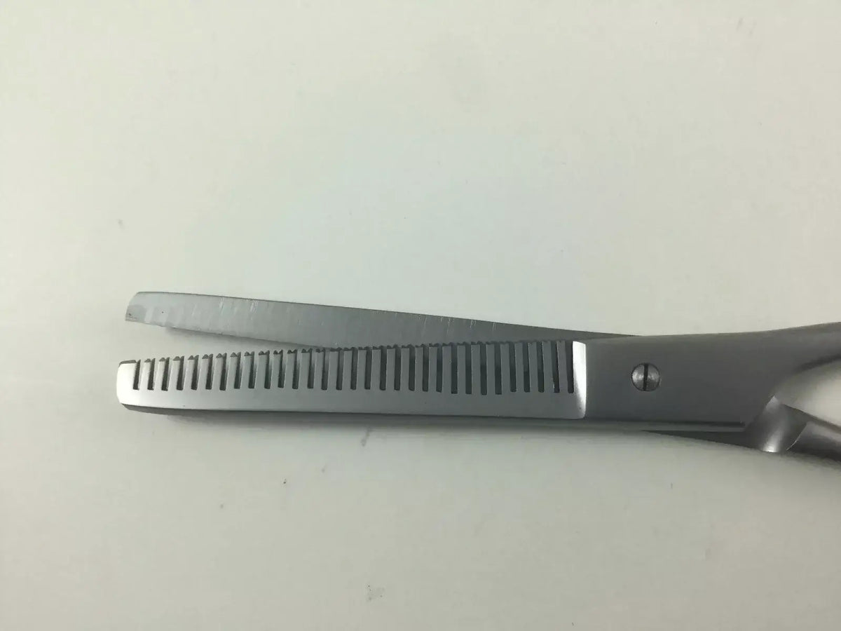 Experimente la precisión con la tijera de entresacar de acero inoxidable japonés de 6"